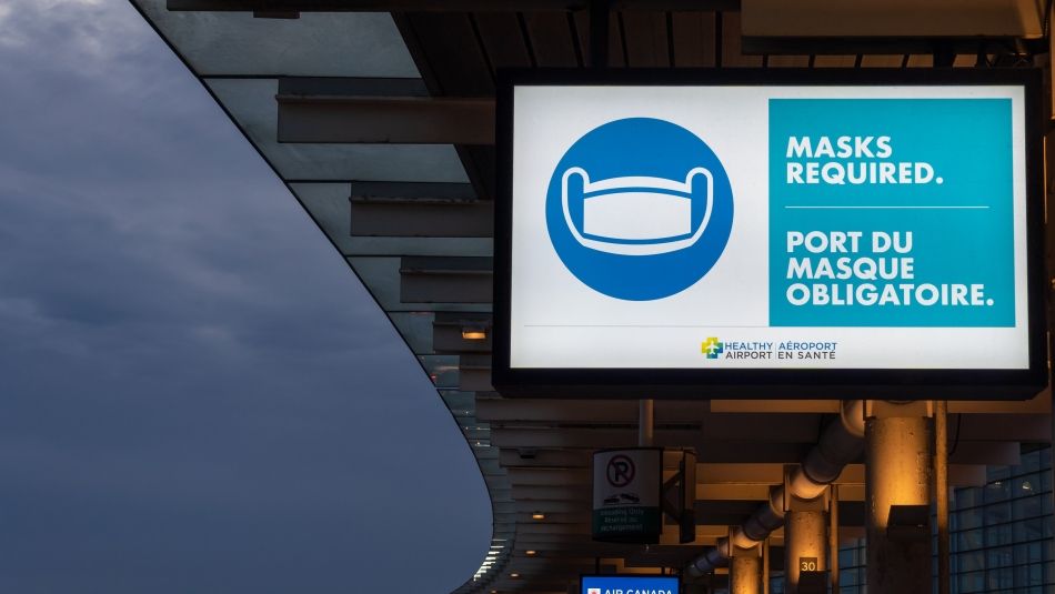 Affiche illuminée sur le port du masque dans un aéroport