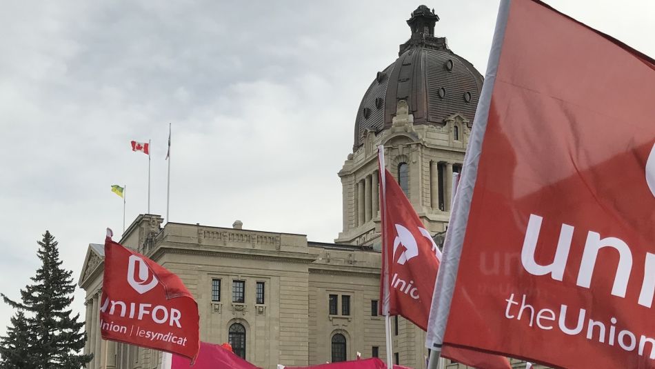Les drapeaux d'Unifor flottent devant l'édifice de l'Assemblée législative de la Saskatchewan.